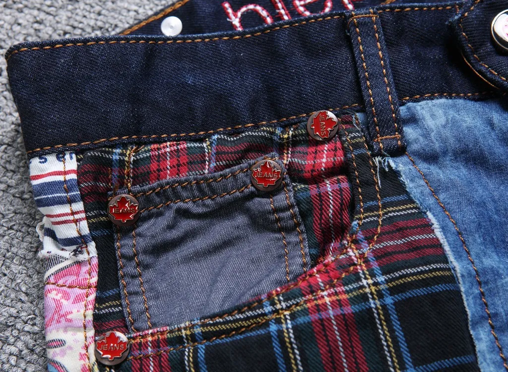 Neue Marke Jeans Männer Schädel Design Farben Patchwork Gerade Jeans Löcher Stilvolle Kleidung Casual Hosen