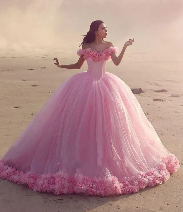 2018 الوردي الكرة بثوب فساتين quinceanera العربية منتفخ قبالة الكتف 3D الزهور كاتدرائية قطار الحلو 16 رخيصة تول حفلة موسيقية مساء العباءات