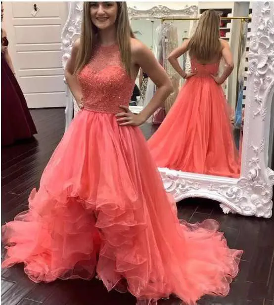 2018 Nya Coral Prom Klänningar Elegant Halter Ärmlös Aftonklänningar Tillbaka Zipper Hi-Lo Tiered Custom Made Party Dress With Lace Applique