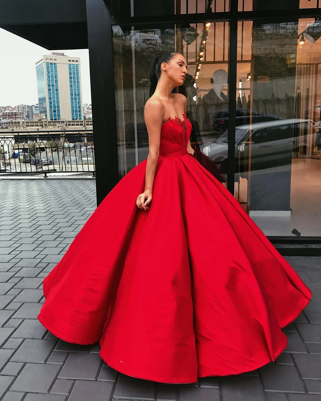 Red Fluffy Satin Prom Dresses Lace Aplikacja Sweetheart Bez Rękawów Suknia Ball Party Dress Moda Saudyjska Długość Piętro Quinceanera Suknie Tanie