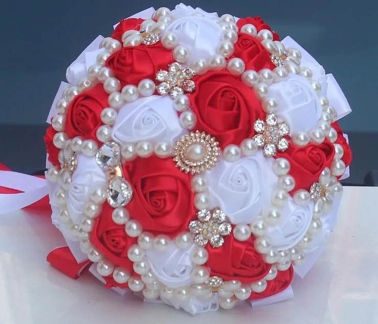 Mazzi di nozze artificiali caldi Rose Nastro Fiori Strass Perle di cristallo Bouquet da sposa da sposa Accessori da sposa fatti a mano da damigella d'onore
