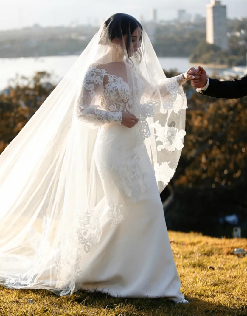 Mode berta sjöjungfru bröllopsklänningar med långa ärmar Sheer pounging nacke trumpet brudklänningar appliqued plus storlek vestido de novia
