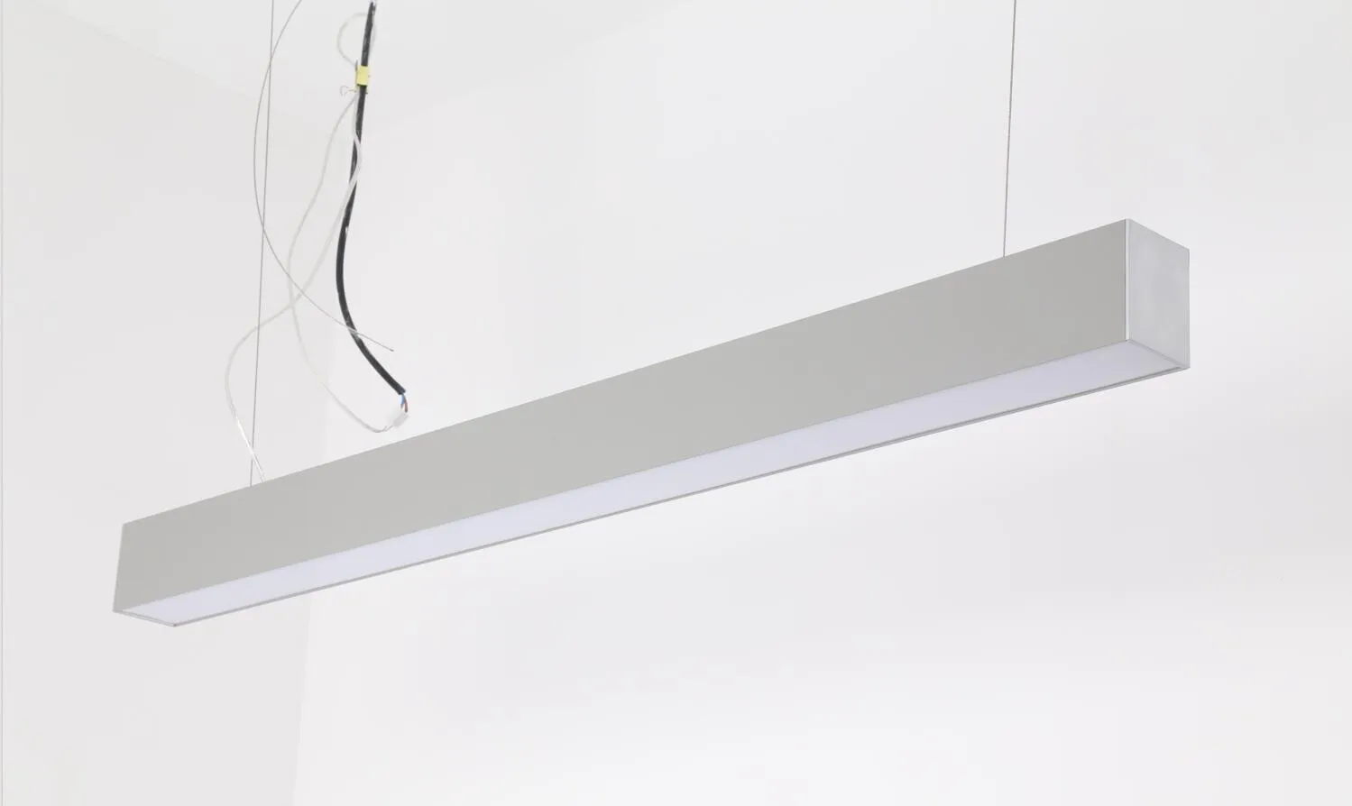 Livraison gratuite nouveau type 72x90mm lumière linéaire LED carrée de haute qualité pour l'éclairage de bureau avec câble suspendu et connecteurs