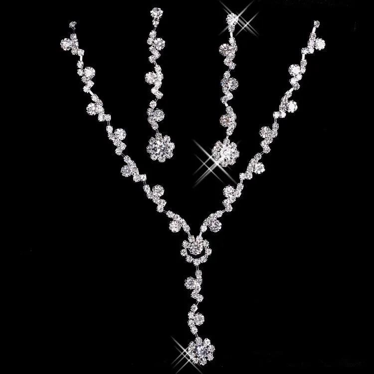 2022 Crystal Rhinestones Bröllop Smycken Mode Silver Platiserad Halsband Sparkly Örhängen Satser för Brud Bridesmaids Kvinnor Brudtillbehör