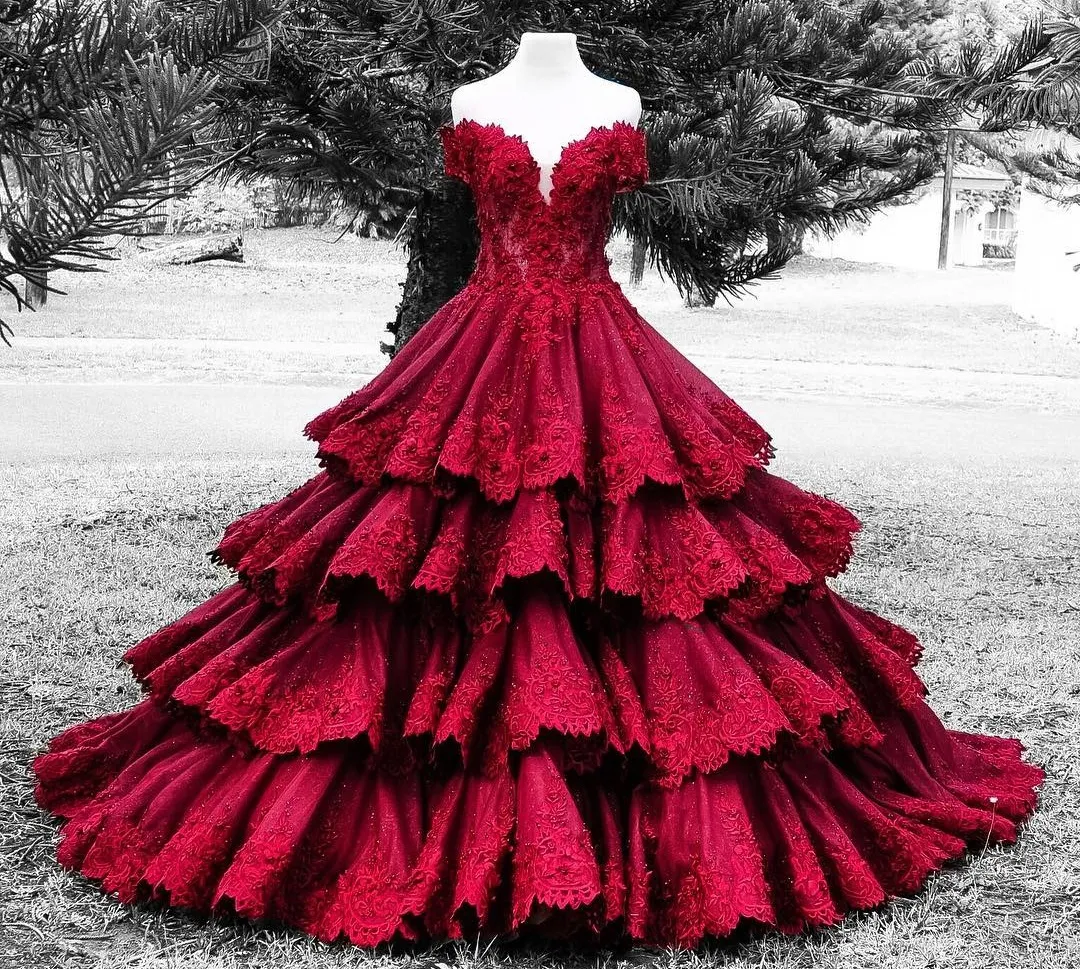 Stunning Tiered Färgglada Bröllopsklänningar Av Skulder Pärlor 3D-Floral Lace Appliques Bröllopsklänning Fantastisk Tidlös Romantisk Bröllopsklänning