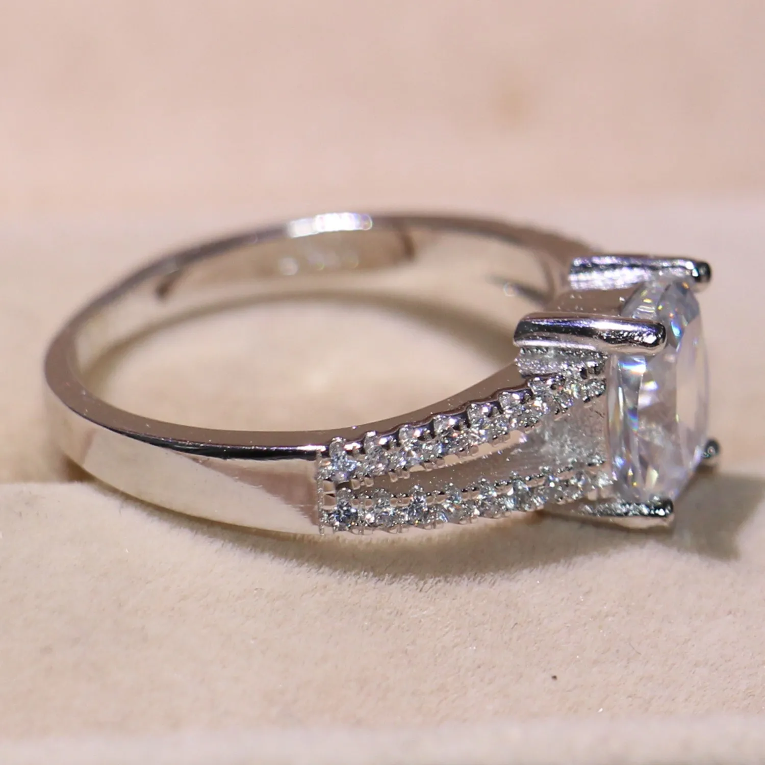 ファッションジュエリーの高級永遠の永遠の2ct Topaz CZ 10ktゴールド充填GFシミュレートされたダイヤモンド結婚式の婚約バンドリングSZ 5-11