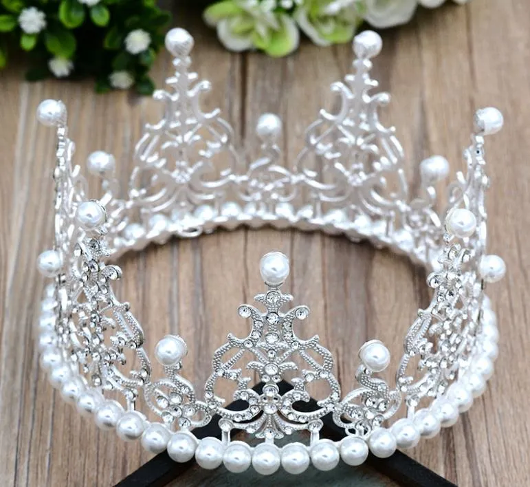 Gâteau couronne, adulte rôti, tête ronde, ornements de mariée, ornements d'anniversaire, reflets or et argent, accessoires en perles.