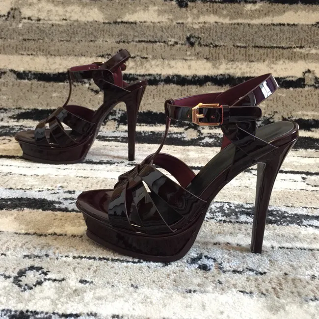 특허 가죽 리벳 펌프 브랜드 디자이너 펌프 여성 샌들 하이힐 숙녀 리벳 신발 13.5cm 우아한 블랙 연회 신발 15 색