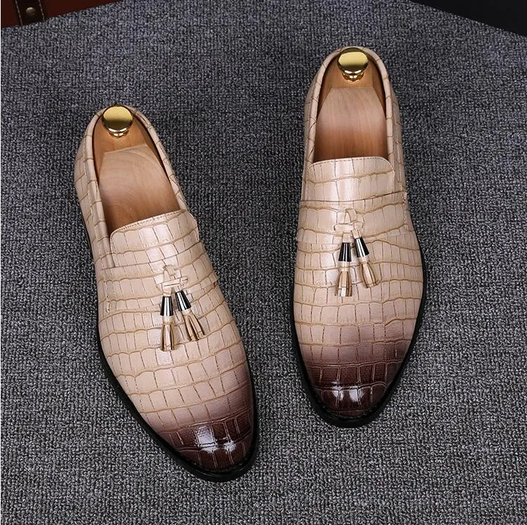 Luksusowe Letnie Mężczyźni Tassel Point Toe Pattern Skórzane Mokasyny Niebieski Czerwony Żółty EUR Rozmiar 38-43 Ślub Randki Buty Barber M536