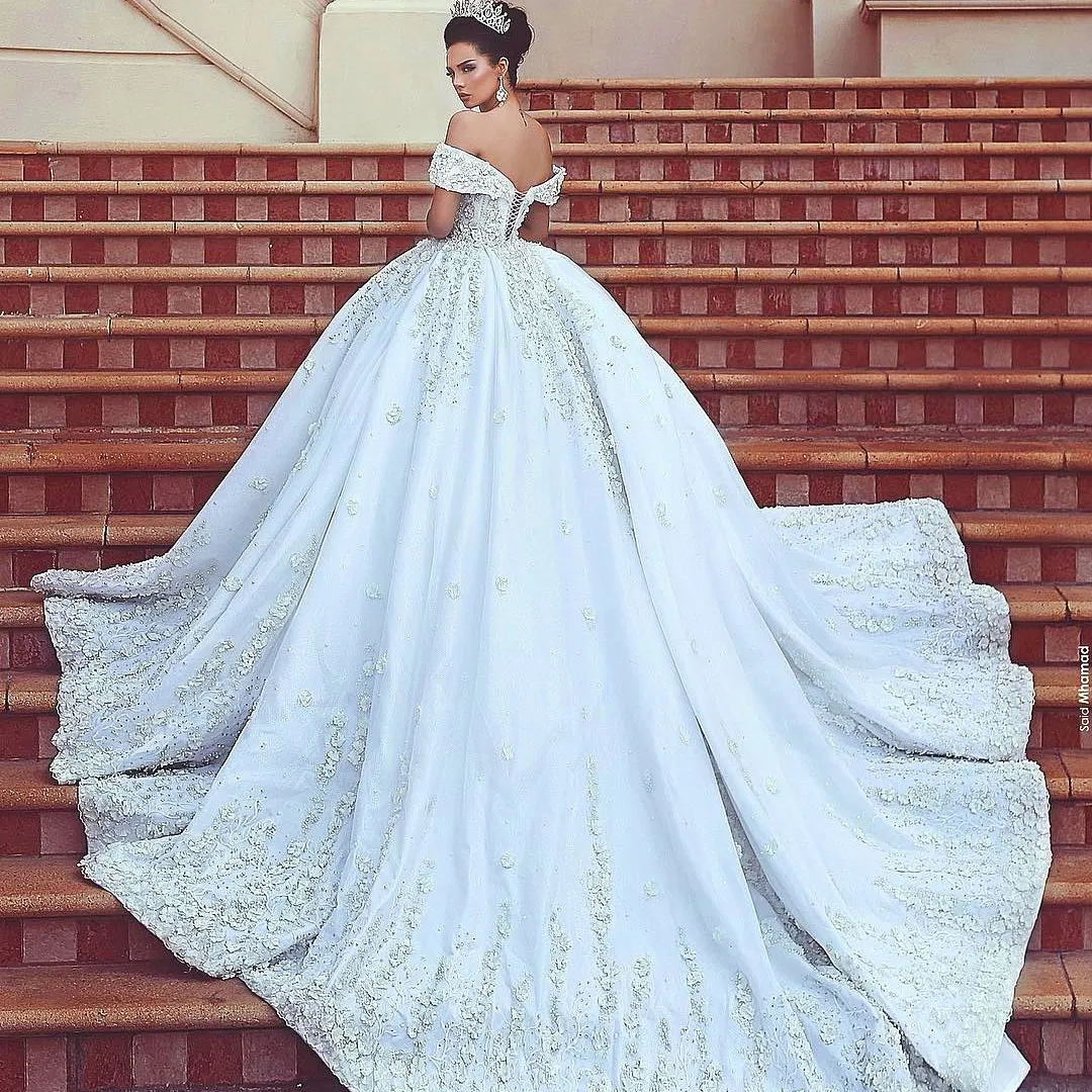 Saudiarabien prinsessa bröllopsklänning lyxpärlor 3d blommig applikation av axel brudklänning glamorös spets-up dubai boll klänning bröllopsklänning