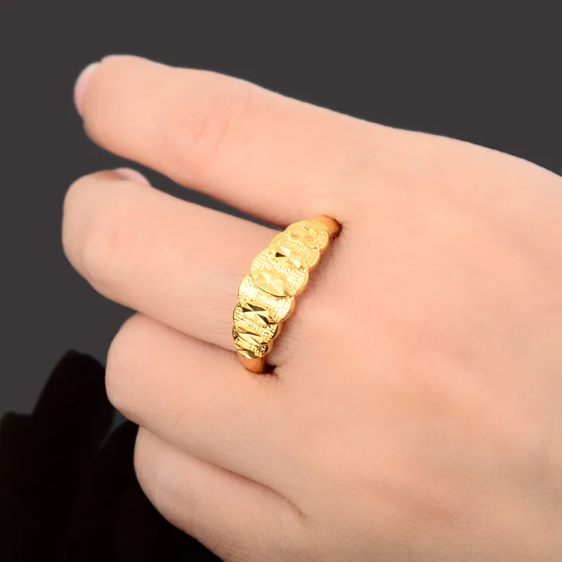 Mode Or Couleur 24k Plaqué Anneaux De Mariage Pour Hommes / Femmes En Acier Inoxydable Vide Charmes Délicats Meilleurs Amis Bijoux nouveau CHR107