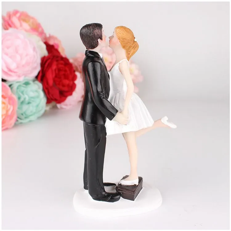 Happy Princess Embrace Bride And Groom Wedding Cake Topper Décoration Couple figurine Artisanat Décorations de gâteau de mariage Centres de table de mariage