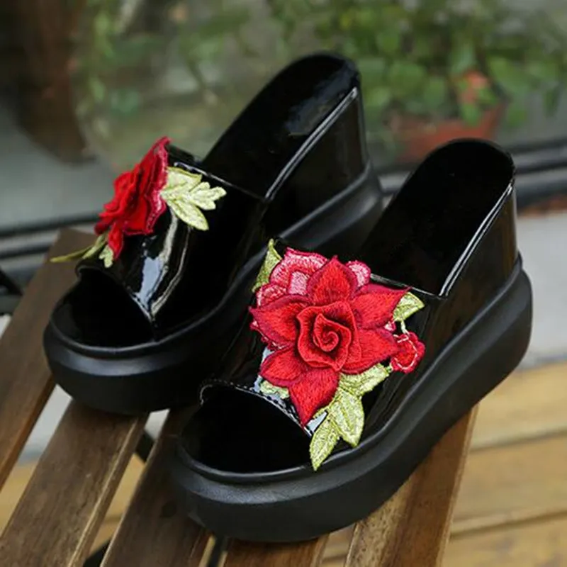 Vente en gros et au détail Fleurs d'été Pantoufles à talons super hauts 2020 Chaussures d'été à plate-forme légère Sandales à semelles compensées Chaussures pour femmes Pantoufles à la mode