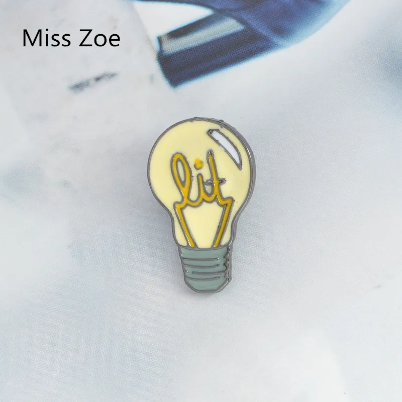 Miss Zoe Spille per lampadine a forma di cartone animato Spilla per buona idea Spilla per bottoni Spilla per giacca di jeans Distintivo Gioielli Regalo creativo Per bambini bambini