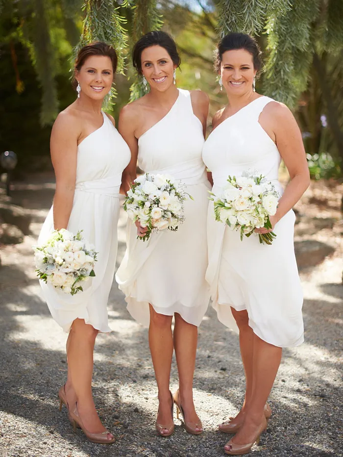 Een schouder chiffon korte bruidsmeisje jurken knielengte wit ivoor strand bruidsmeisje jurken zomer herfst bruiloft feestjurken