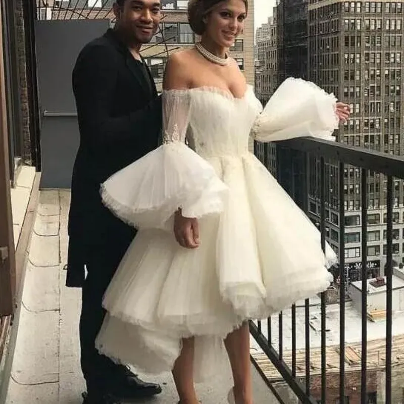 Pouco branco alto baixo vestido de noiva sexy fora do ombro trompete mangas compridas vestidos de noiva verão camadas de tule vestido de noiva barato