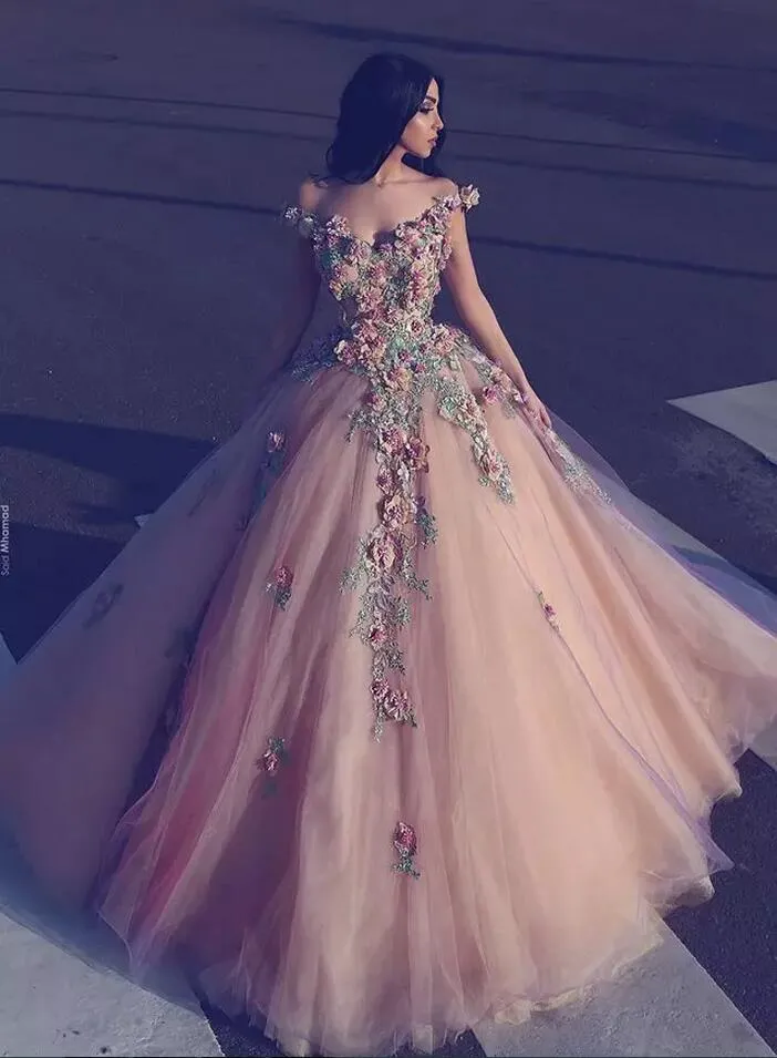 2018 Beaded Flowers Ball Gown Arabiska Aftonklänningar Fullständig längd Off-Shoulder Formell Party Gown 3D Floral Appliqued Tulle Evening Prom Crows