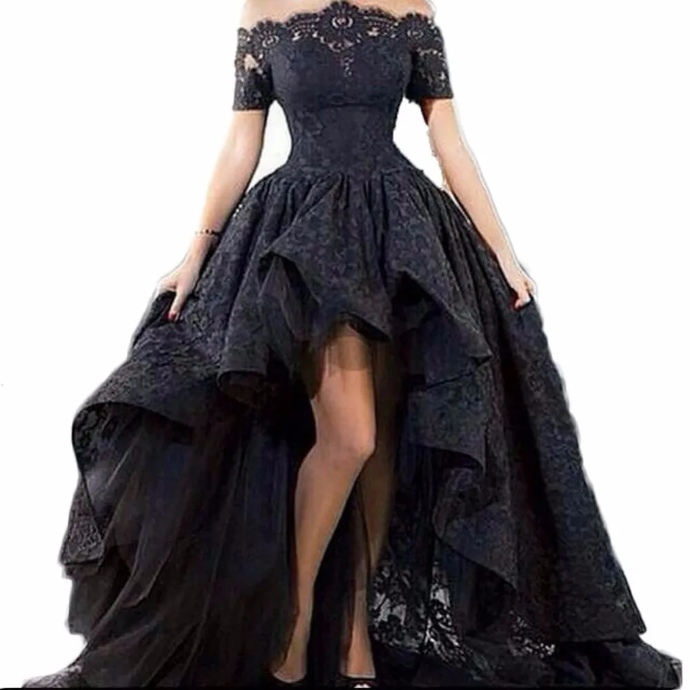 2018 Nya eleganta svarta spetsar stropplös från axeln korta ärmar höga låga balklänningar afton klänningar vestido longo qc469294q
