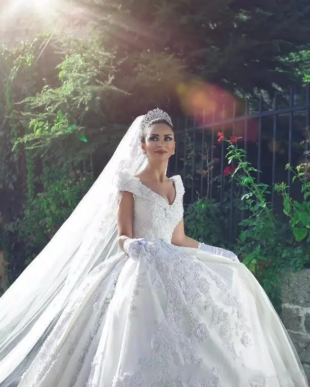 Vestidos de noiva de vestido de bola 2018 V Pescoço Laço completo 3D Floral apliques frisado tampa de mangas Capela trem Arábia Dubai vestido costume vestidos nupciais personalizados