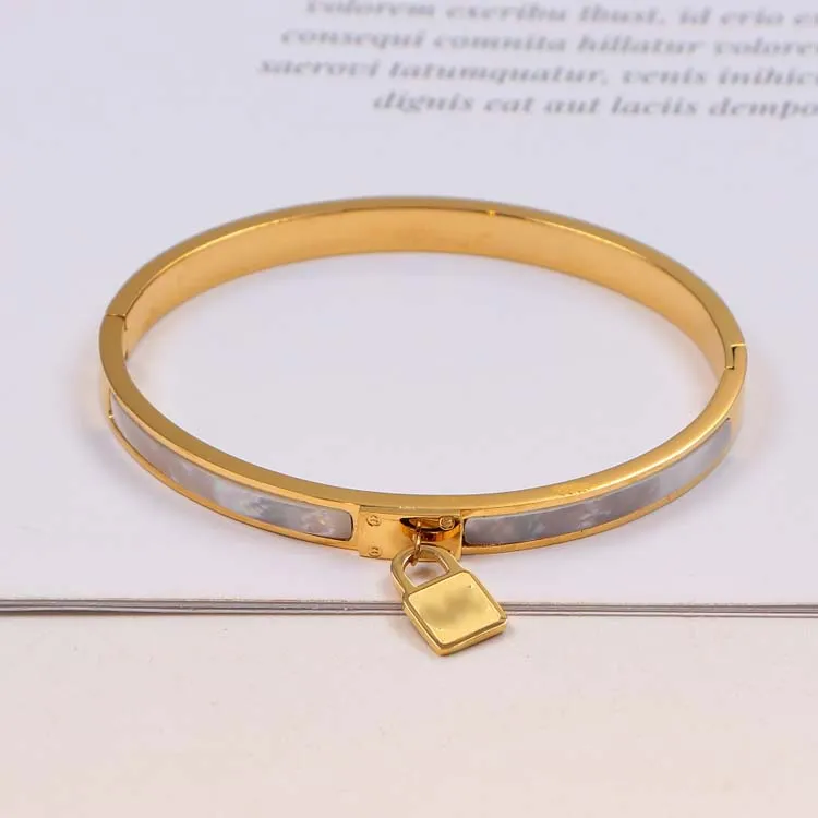 Pulseiras de aço de titânio 316L para mulheres ouro rosa cor prata preto branco superfície carta pulseira moda casal pulseira de casamento B6292942