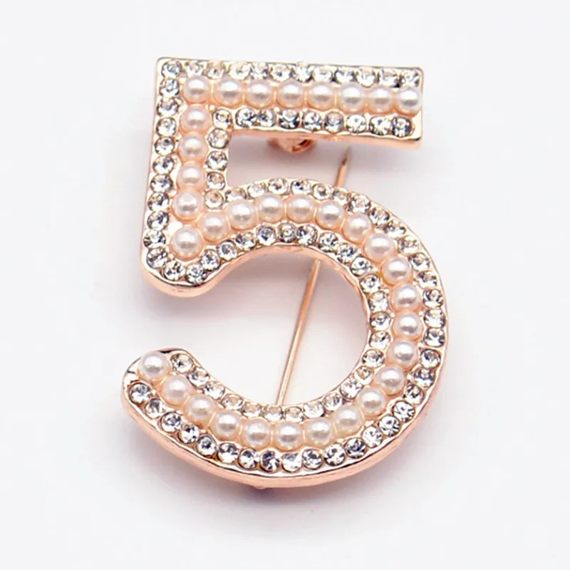 Nytt nummer 5 Full Crystal Brosch Rhinestone Broach for Women Party Flower Number Brosches Pin 1421095