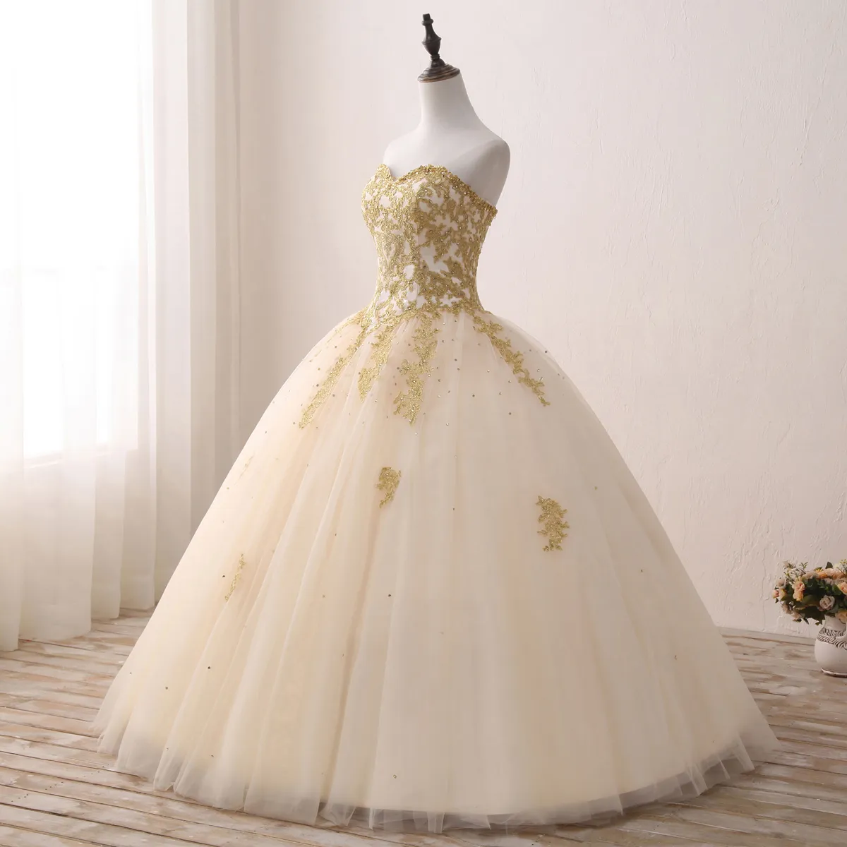 2018 Billiga riktiga bilder Guld Appliced ​​Ball Gown Quinceanera klänningar älskling tyllgolvlängd söt 16 klänningar party klänning qq1274q