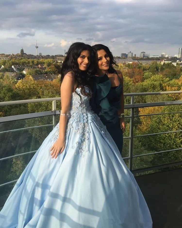 2018 Tquinceanera мяч платья платья милая светлое небо голубое 3D цветы кружева аппликация сладкий 16 плюс размер сатинировки вечеринка вечеринка вечеринка вечерние платья