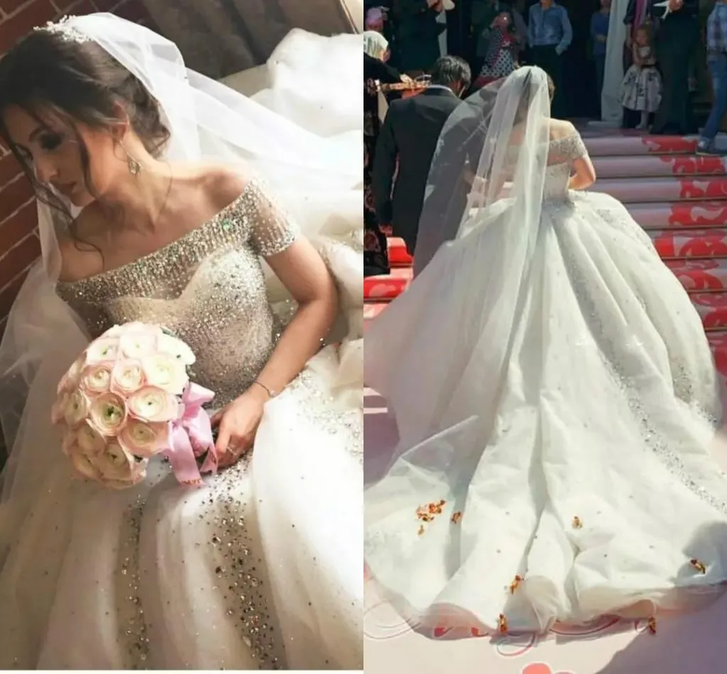 2018 Ball Gown Abiti da sposa Arabo Bling Off spalla Maniche corte Illusion Tulle Perline Strass di cristallo Cattedrale Treno Abiti da sposa