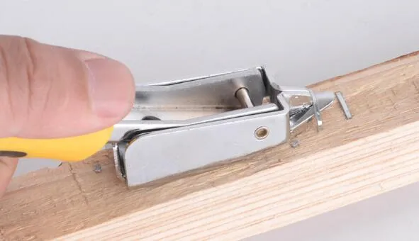 Kostenloser Versand Holzbearbeitung Einfach Klammer Entferner mit Gummi Griff Nagel Puller Spezielle Werkzeuge für Nägel