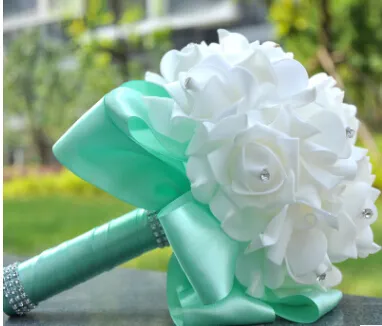 Romantyczny bukiet ślubny panna młoda druhna trzyma kwiaty świeże i słodkie sztuczne ręce trzyma kwiaty z piankowymi kwiatami i diamentami