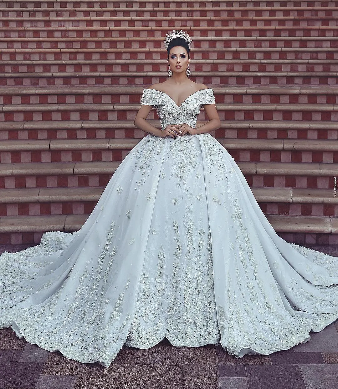 Vestidos De Novia Blancos Rotos Vestido De Novia De Una Línea Con Apliques,  Vestido De Novia De Jardín Campestre De Satén Con Hombros Descubiertos,  Talla Grande Por Encargo De 1.197,07 € | DHgate, image size:1080x1244