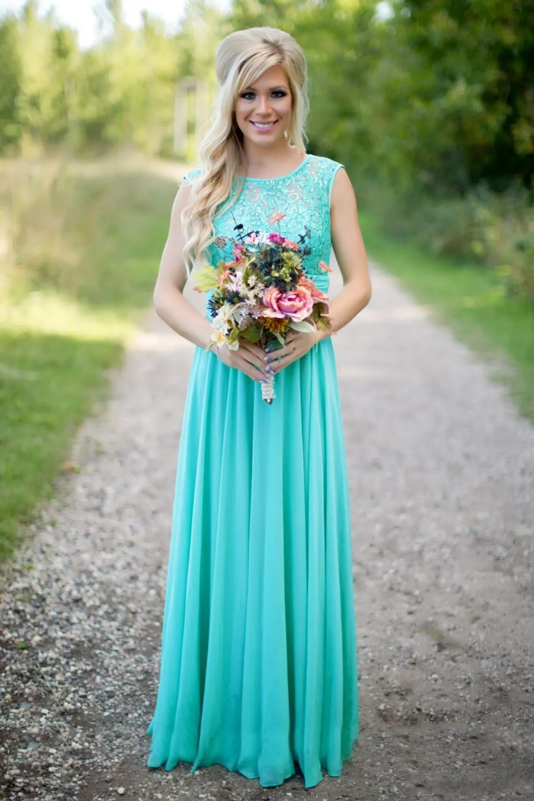 Neuankömmling türkisbrautbrautjungfernkleider billiger Schaufel Ausschnitt Chiffon bodenlange Spitze gegen Rückenfreie lange Brautjungfernkleider für Hochzeit