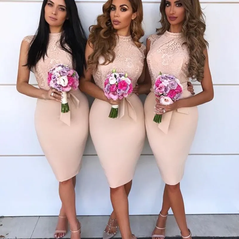 Chic High Neck Bridesmaid Dresses Sexig Lace Top Ärmlös Bow Knee Längd Maid of Honor Dress Wedding Party Gowns Billiga Cocktail Dress