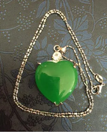 Malaysischer Jade-Anhänger mit Kette. Anzahl auswählen und kaufen