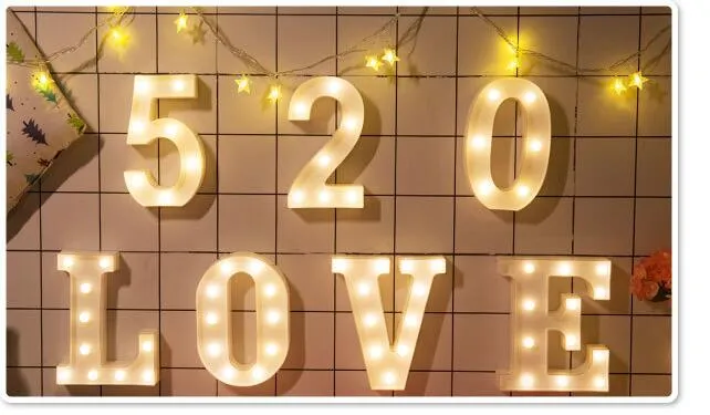 2018 Alfabet LED-bokstav lyser upp vita plastbokstäver som står hängande A-Z födelsedagsfest bröllopsinredning Fairy strängljus