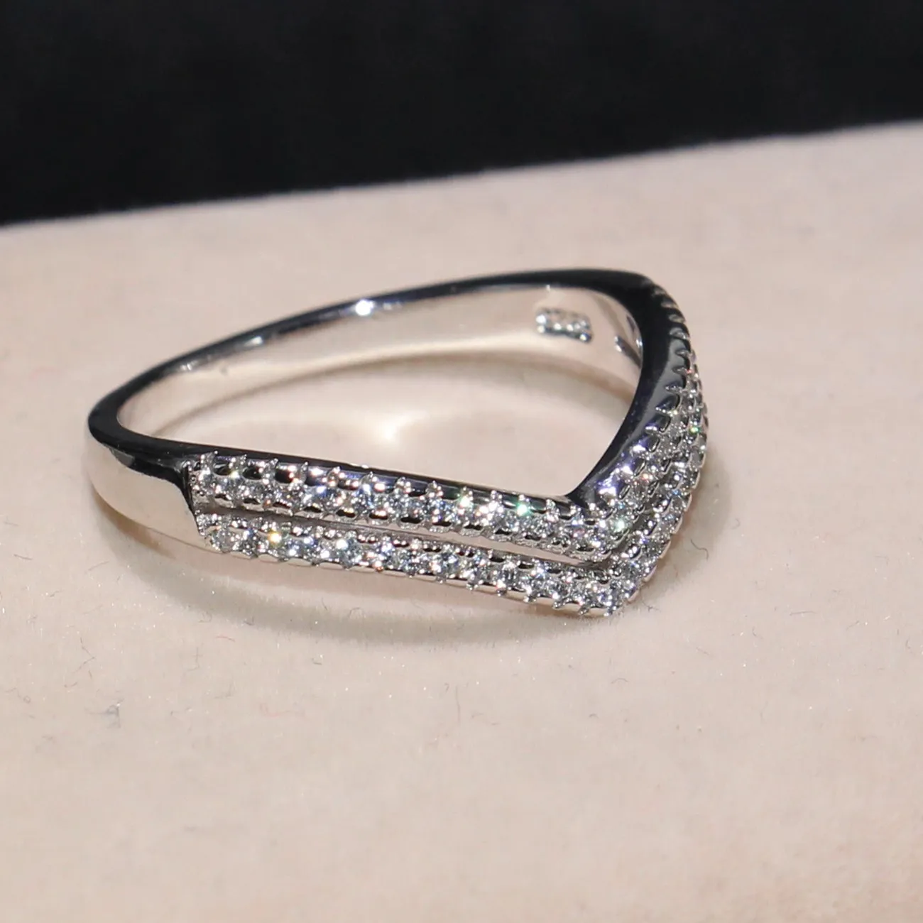 Estilo Duplo V Bonito Jóias de Luxo 925 Prata Esterlina Pave Branco Safira CZ Diamante Festa Novo Feminino Aliança de Casamento Anel Para Presente dos Amantes