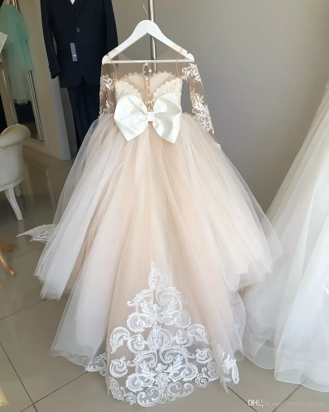 2019 Suknia Balowa Koronki Długi Rękaw Kwiat Dziewczyna Suknie Dla Wesela Appliqued Little Girls Suknie Tulle Sheer Neck First Communion Sukienka