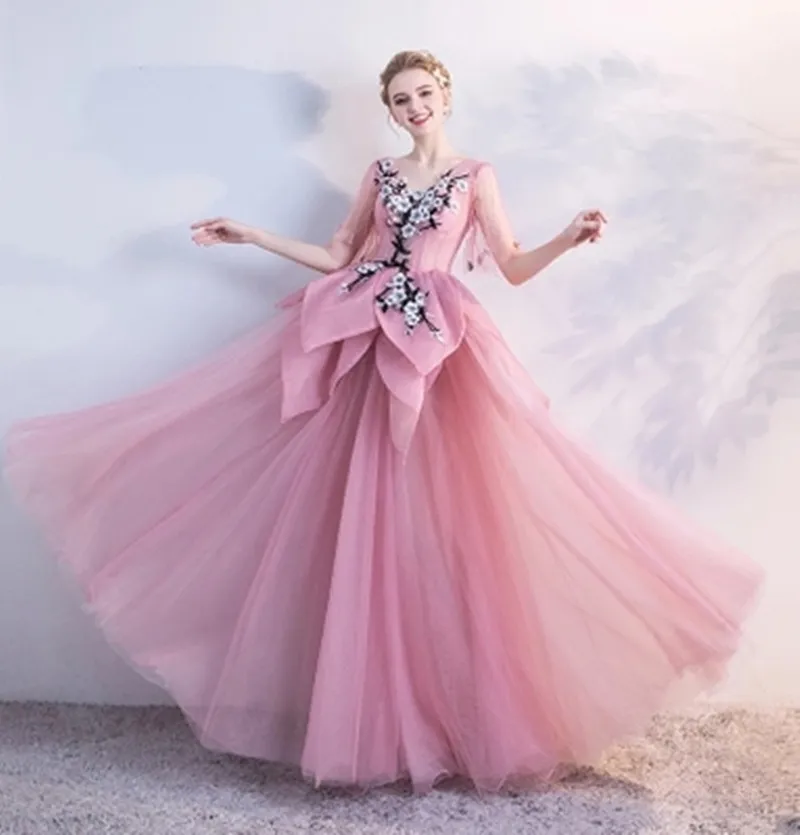 2018 Prinsessan 1/2 ärm applikationer V-nacke A-Line Quinceanera Klänningar Cascading Ruffles Sweet 16 Dresses Debutante 15 År Party Dress BQ75