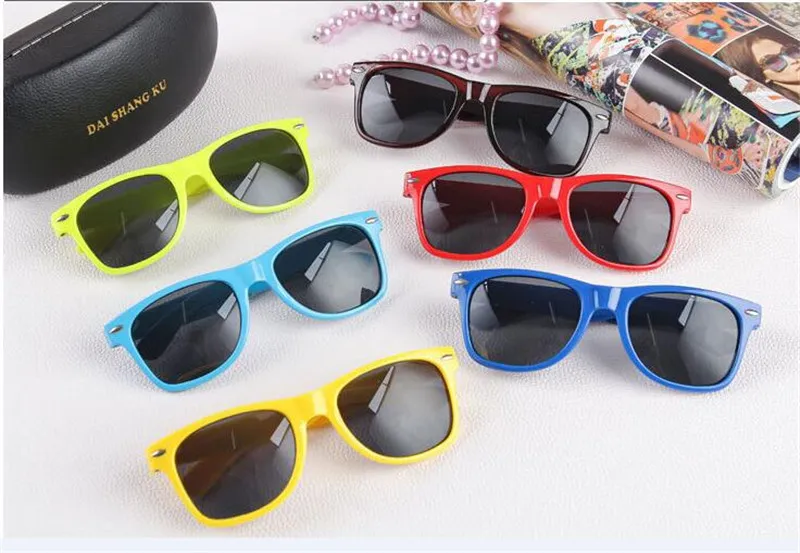 Lunettes de soleil de style classique en plastique de lunettes de soleil de plage modernes les plus bon marché pour femmes et hommes