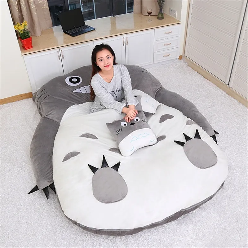 Dorimytrader Anime Totoro Bolsa de dormir macio macio de desenho animado grande sofá -cama Tatami Banco de feijão para crianças Decoração da sala de presente D6877097