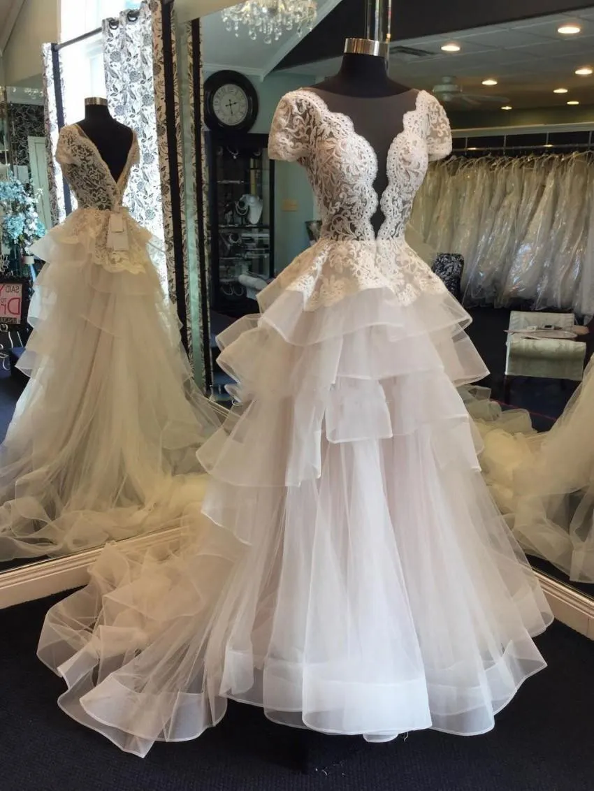 화려한 로우 컷 라인 웨딩 드레스 2018 여름 레이스 반팔 웨딩 드레스 Tulle Tiered Sweep Train 웨딩 Vestidos Custom Made