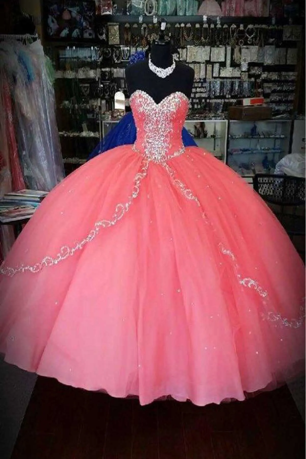 Korallenrote, elegante, günstige Quinceanera-Abschlussballkleider, herzförmiger Kristall, Strasssteine, Tüll, Ballkleid, Korsett, formelle Abendkleider für süße 15 Mädchen