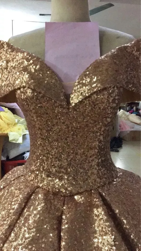 Robe de bal à paillettes de luxe col en V 2018 robe de bal dégradé ombré avec capuchon manches courtes sur l'épaule robe de soirée froncée