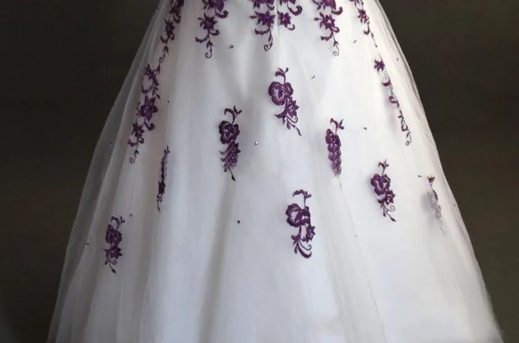 중국의 최고 품질의 흰색 및 보라색 웨딩 드레스 중국 연인 Necline 절묘한 기계 자수 A- 라인 코르셋 신부 가운 162g