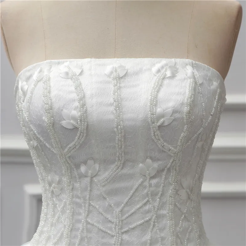 Weiße High-Low-Brautkleider mit trägerlosen, abgestuften Rüschen und Spitzenapplikationen, Brautkleider mit Schnürung am Rücken und maßgeschneiderten Brautkleidern