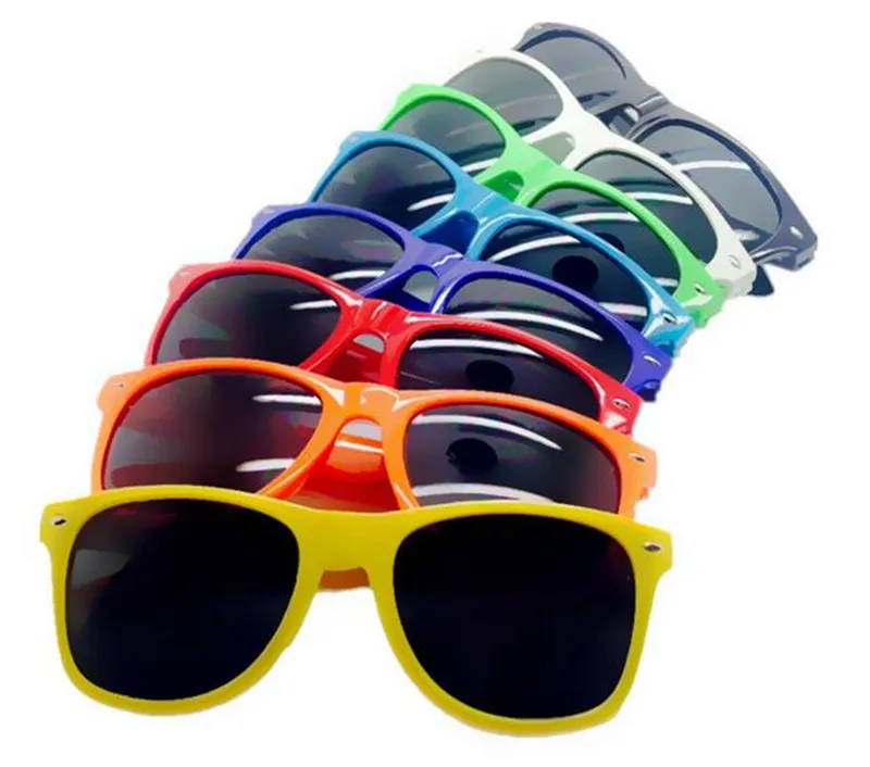 Kvinnor och mens mest billiga moderna strandsolglasplastklassiska solglasögon