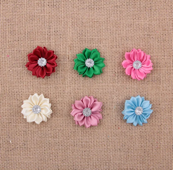 Nishine 120 sztuk / partia 24 kolory satynowe wstążki kwiaty wielowarstwowe z przyciskiem akrylowym DIY Włosy Kwiaty dla dziewczynek odzieżowe akcesoria do włosów