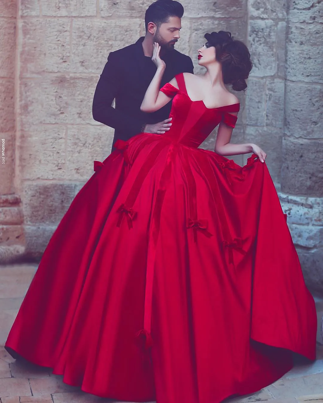 Mode röd dubai prom klänning med bågar sexig av axel kort ärmar dragkedja tillbaka party klänning 2018 elegant satin långa kväll prom klänningar