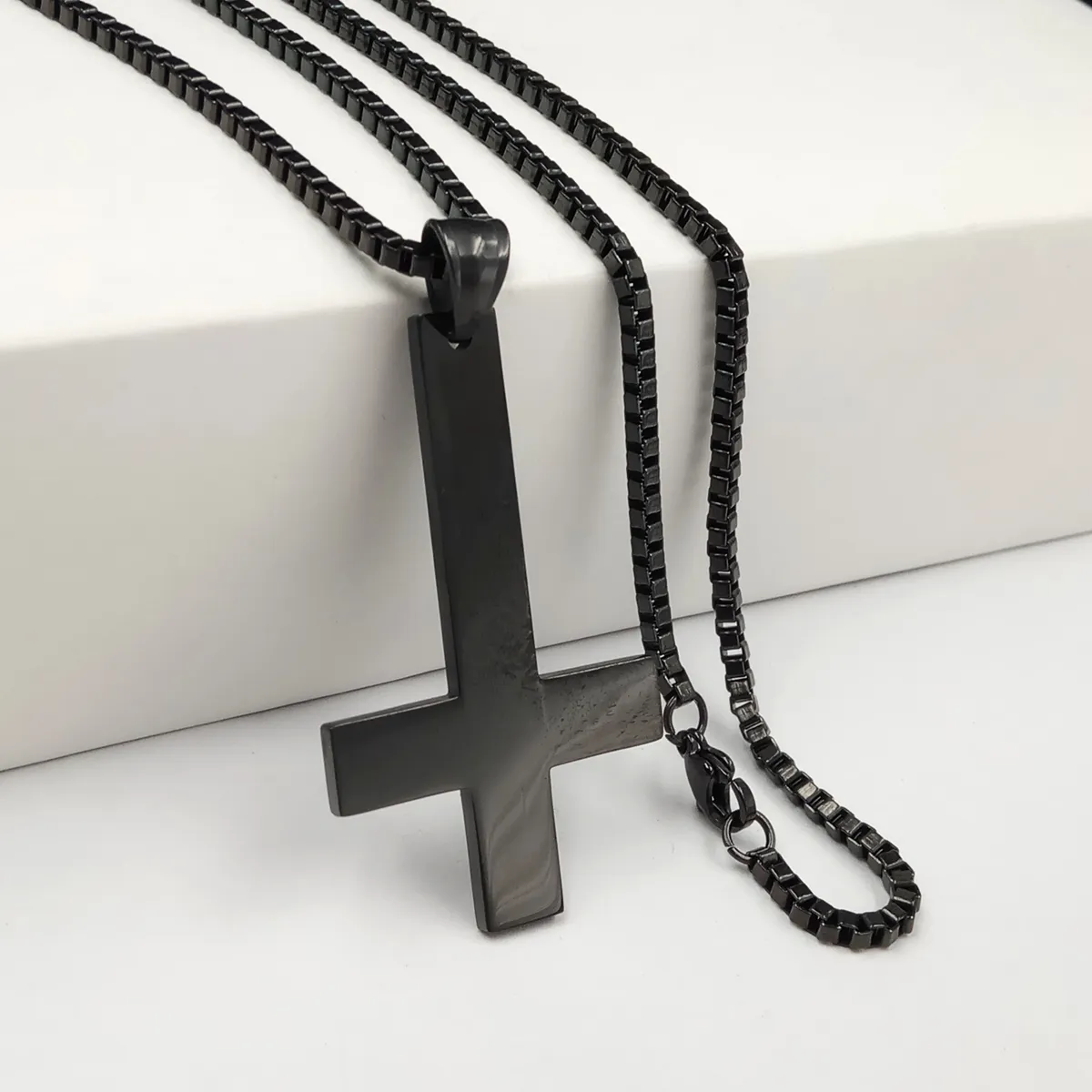 Livraison gratuite bijoux ton noir croix de saint pierre à l'envers croix pendentif en acier inoxydable catholique collier boîte chaîne 18-32''