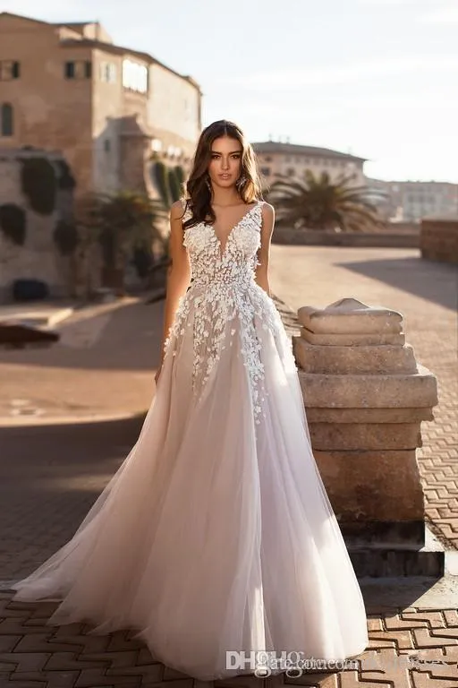 2019 Boho Wedding Dresses V-Neck Sexy Backless Lace Appliques Beach Wedding Dress Floor Length Bohemian Plus Size Bridal Gowns